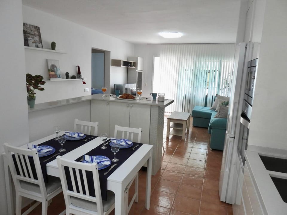 Kitchen or kitchenette, Living room, Seating area, Dining area