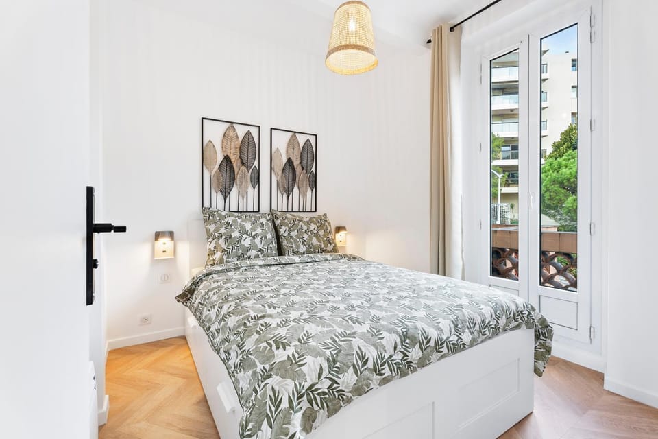 Photo of the whole room, Bedroom