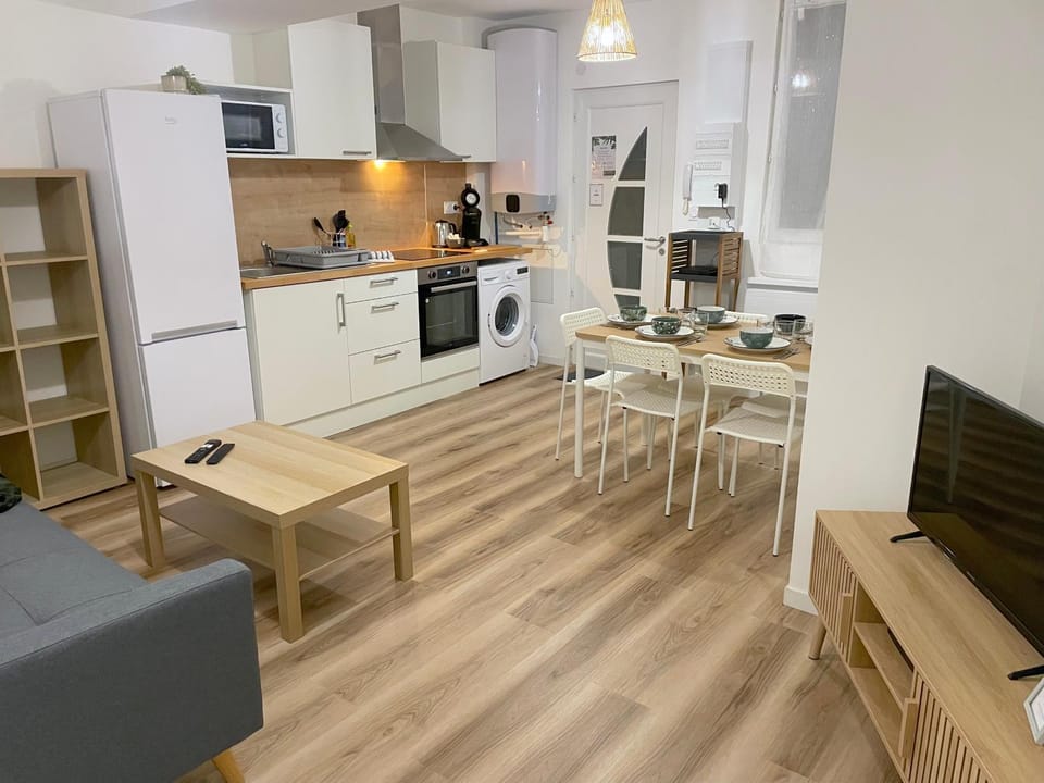 Communal lounge/ TV room, TV and multimedia, Kitchen or kitchenette, Seating area, Dining area, minibar, pet friendly, stove, toaster