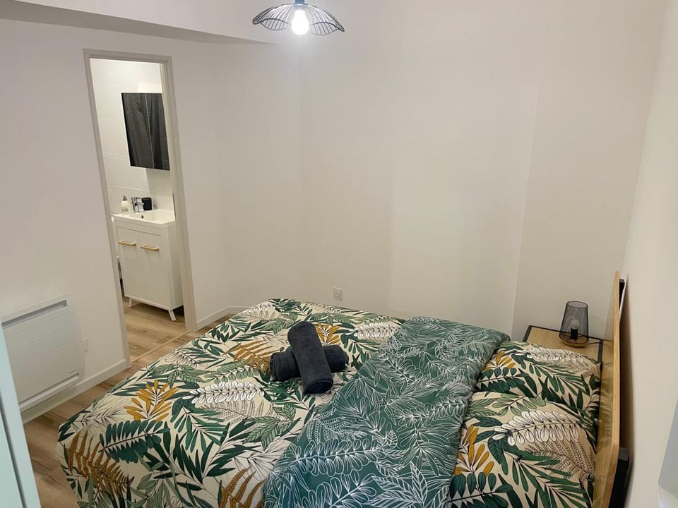 Bed, Bathroom, Photo of the whole room, Bedroom
