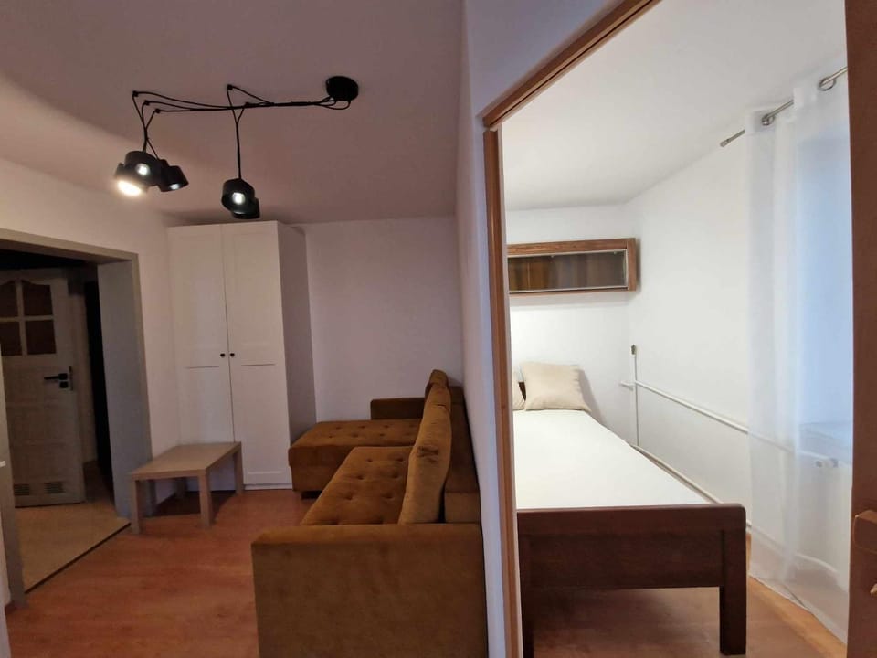 Bed, TV and multimedia, Photo of the whole room, Seating area, Bedroom