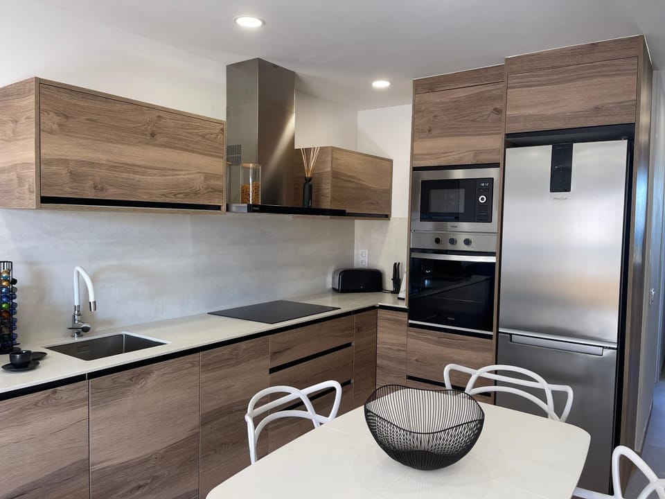 Kitchen or kitchenette, Dining area, dishwasher, minibar, pet friendly, stove, toaster