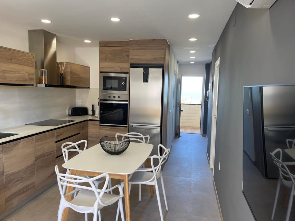 Kitchen or kitchenette, Dining area, dishwasher, minibar, pet friendly, stove