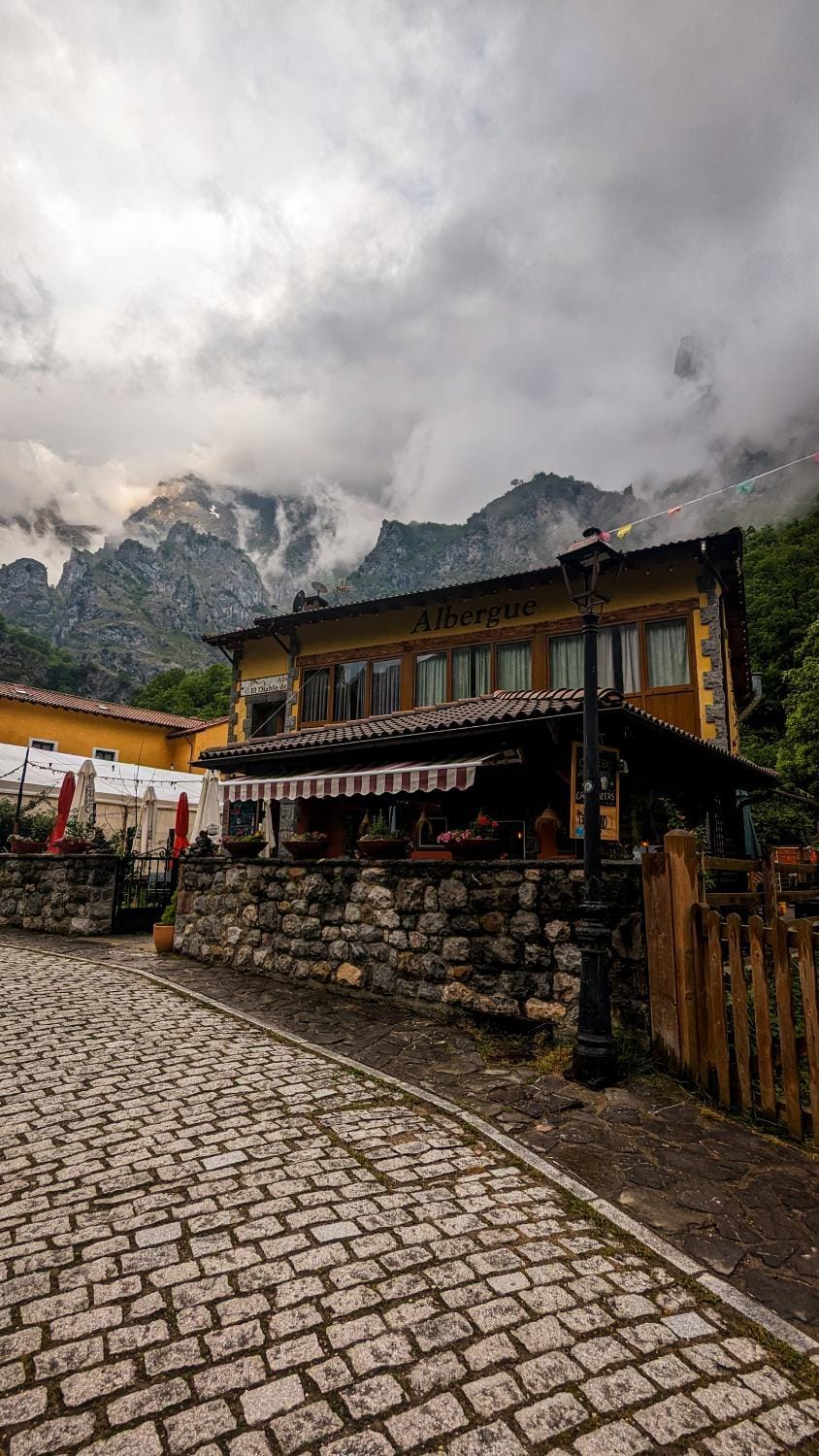 Albergue de Caín "El Diablo de la peña" Hostel in Asturias