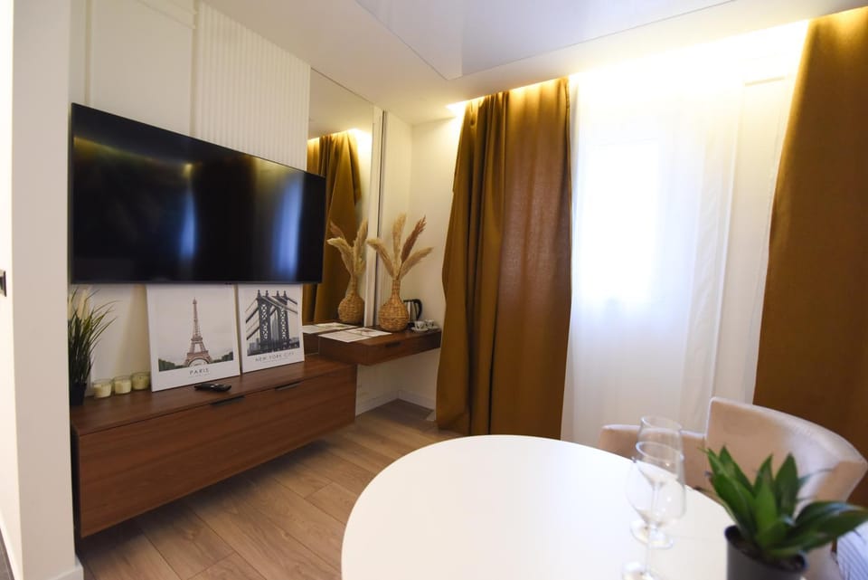 TV and multimedia, Photo of the whole room, Seating area, locker