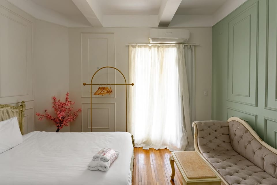 Bed, Photo of the whole room, Decorative detail, Bedroom, towels, wardrobe