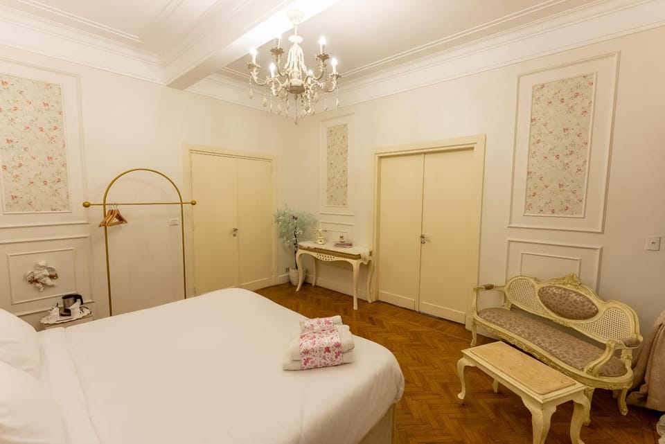 Bed, Photo of the whole room, Decorative detail, Bedroom, wardrobe