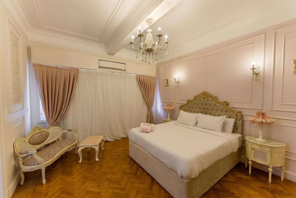 Bed, Living room, Photo of the whole room, Seating area, Bedroom, towels, air conditioner
