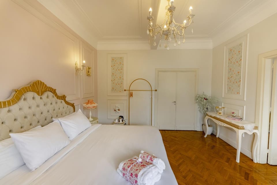 Bed, Photo of the whole room, Decorative detail, Bedroom, towels, wardrobe