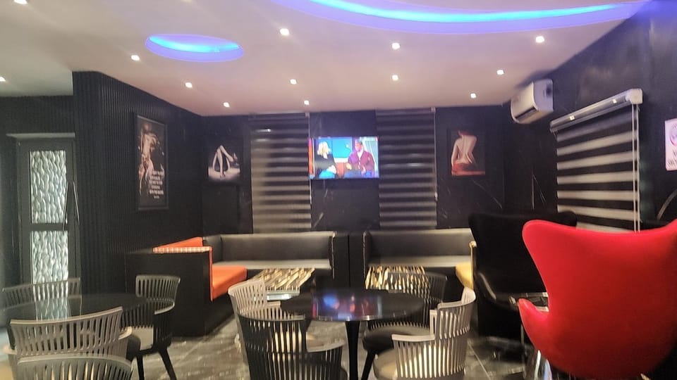 Property building, Restaurant/places to eat, Swimming pool, Breakfast