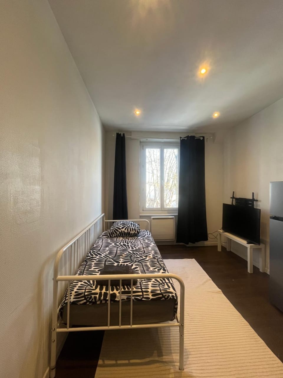 Bed, TV and multimedia, Bedroom