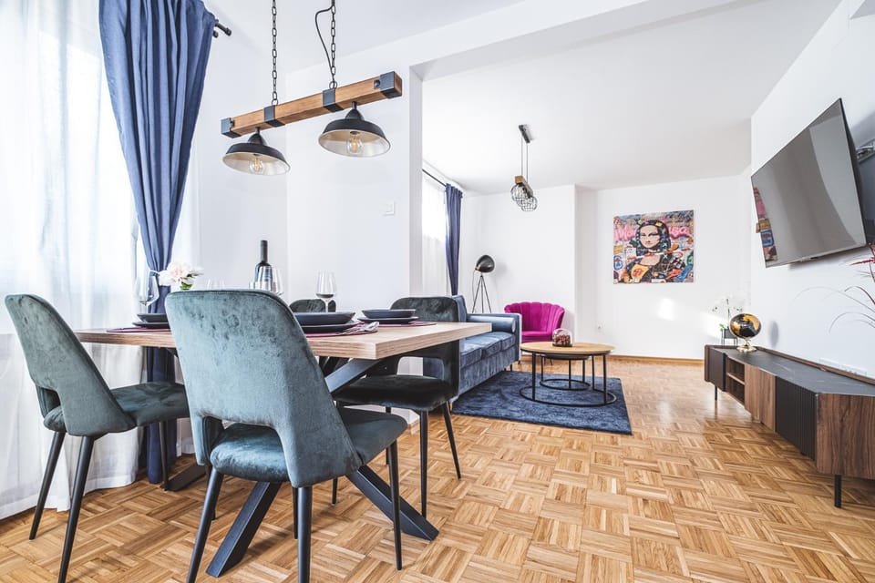 TV and multimedia, Living room, Seating area, Dining area