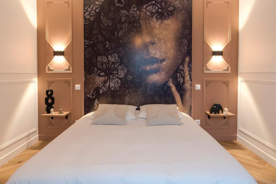 Bed, Decorative detail, Bedroom, hair dresser