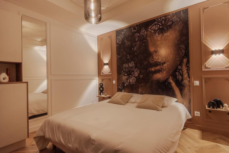 Photo of the whole room, Bedroom