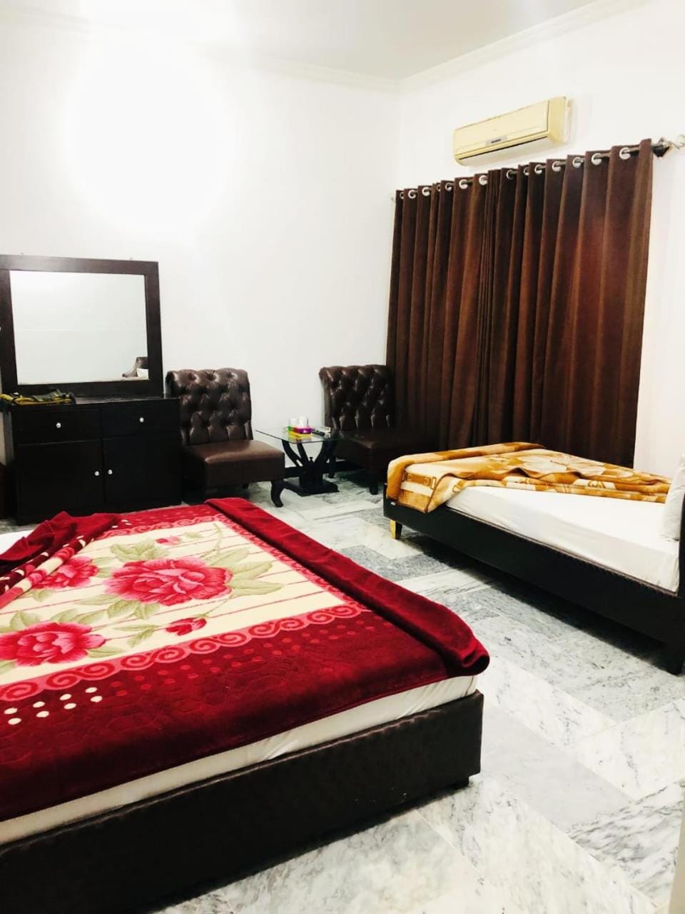 Bed, TV and multimedia, Photo of the whole room, Bedroom