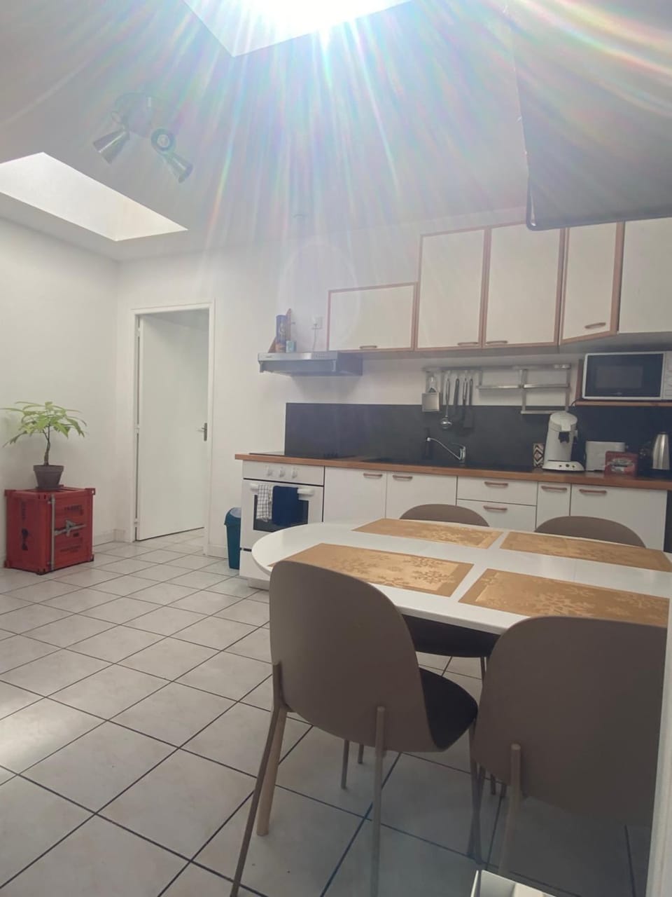 Kitchen or kitchenette, Dining area, stove