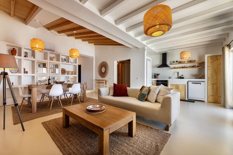 Living room, Dining area, pet friendly