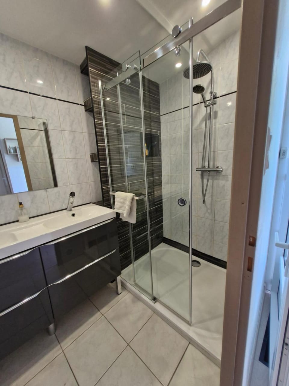 Shower, Bathroom, towels