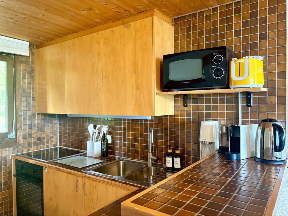 Coffee/tea facilities, Kitchen or kitchenette, oven, pet friendly, stove, toaster