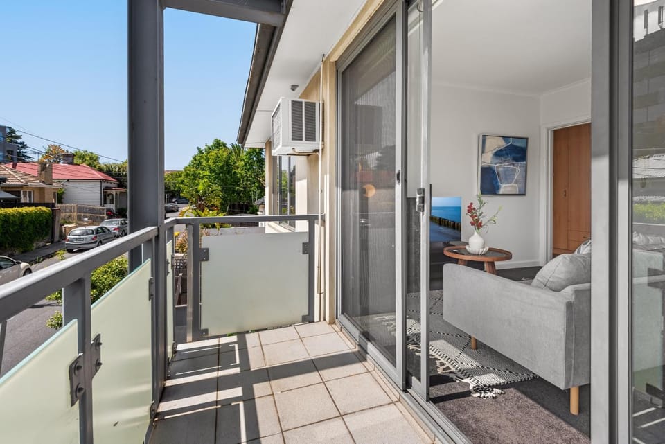 Cosy 1-Bed Balcony Unit in Quiet Street by Shops Apartment in Brighton
