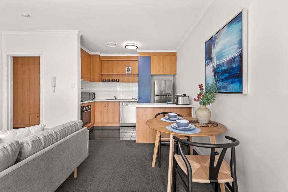 Cosy 1-Bed Balcony Unit in Quiet Street by Shops Apartment in Brighton