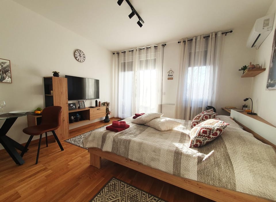 TV and multimedia, Living room, air conditioner, air conditioner