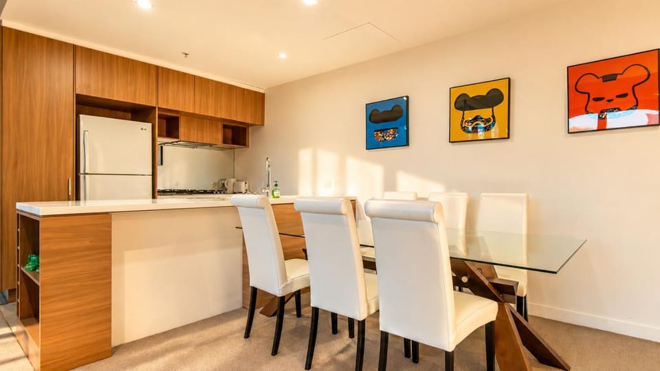 North Ryde 2BR Study, Metro, Parking, Pool Apartment in Sydney