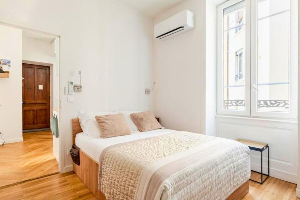 Bed, Photo of the whole room, Bedroom, internet, air conditioner