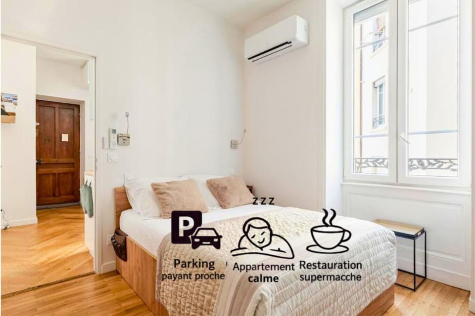 Bed, Seating area, Bedroom, air conditioner
