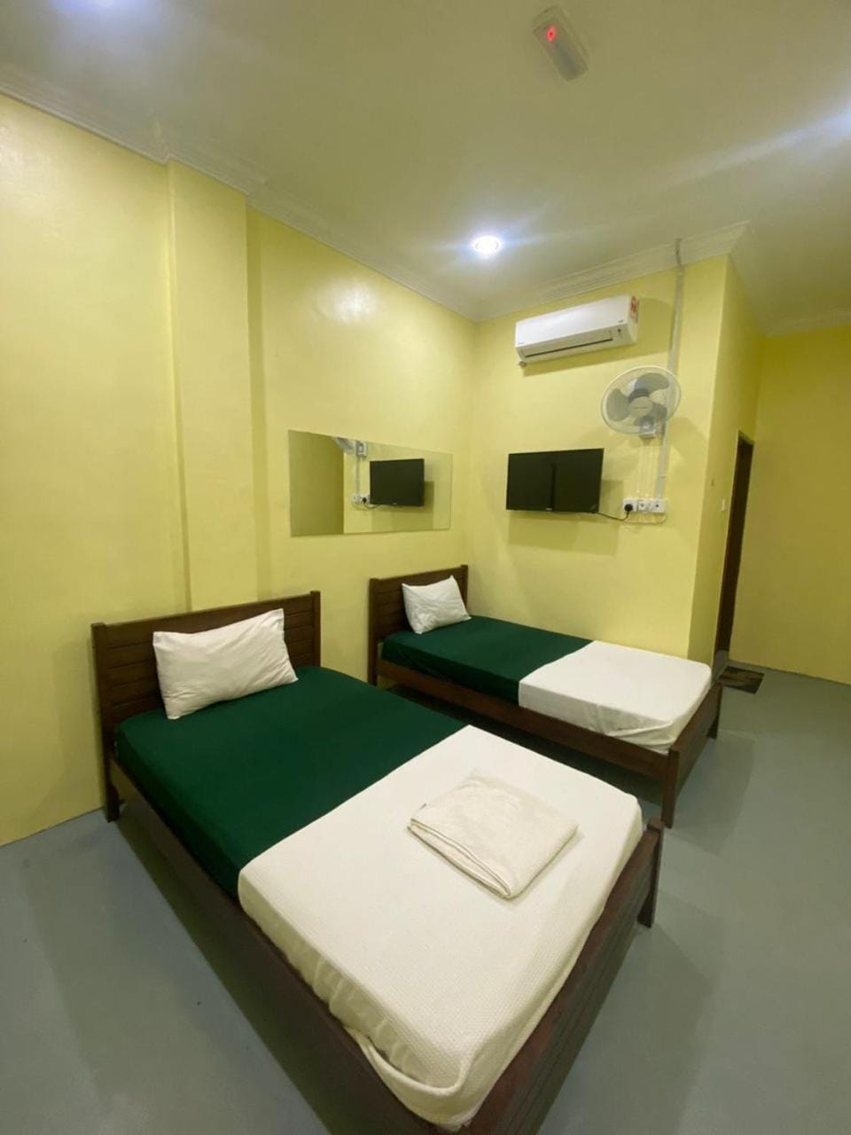 Bed, TV and multimedia, Photo of the whole room, Bedroom, towels, air conditioner