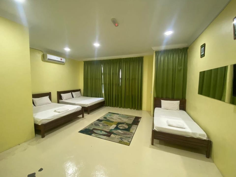 Restaurant/places to eat, Bed, Photo of the whole room, Bedroom, Family, fireplace, towels, air conditioner