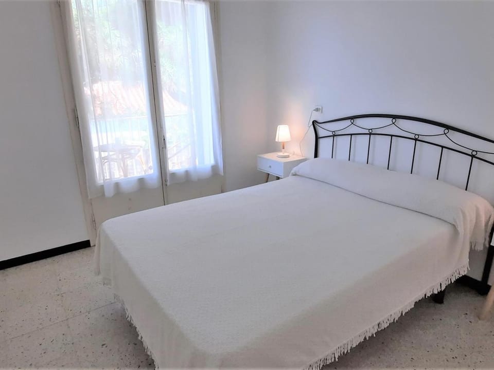 Apartamento Familiar Cerca de la Playa en Llançà con Aparcamiento y Mascotas Permitidas - ES-170-2 Apartment in Alt Empordà
