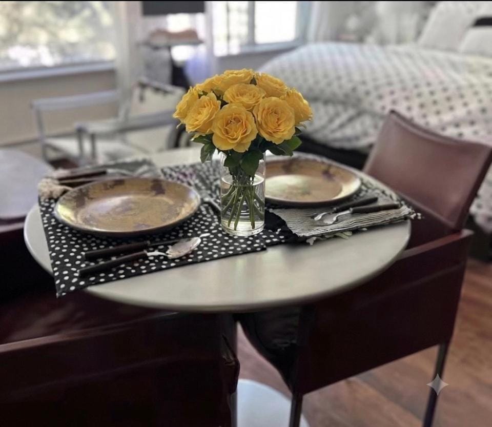 Downtown Aspen, Aspen Mountain & Cowhide! Romantic! 1300 ft, 4 Blocks or 396 m, to AJAX or Aspen Mountain Apartment in Aspen