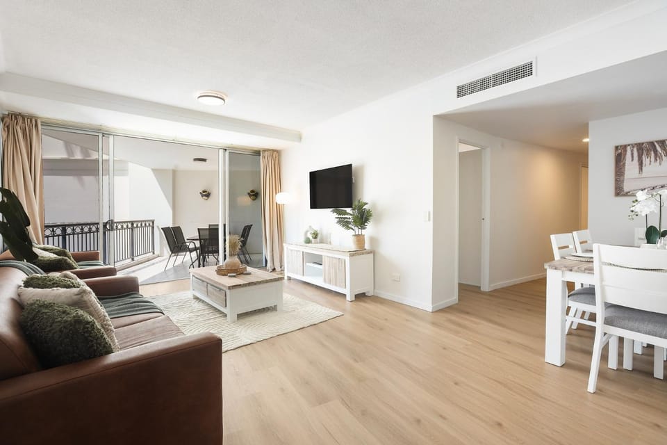 TV and multimedia, Living room, Seating area, Dining area, Evening entertainment