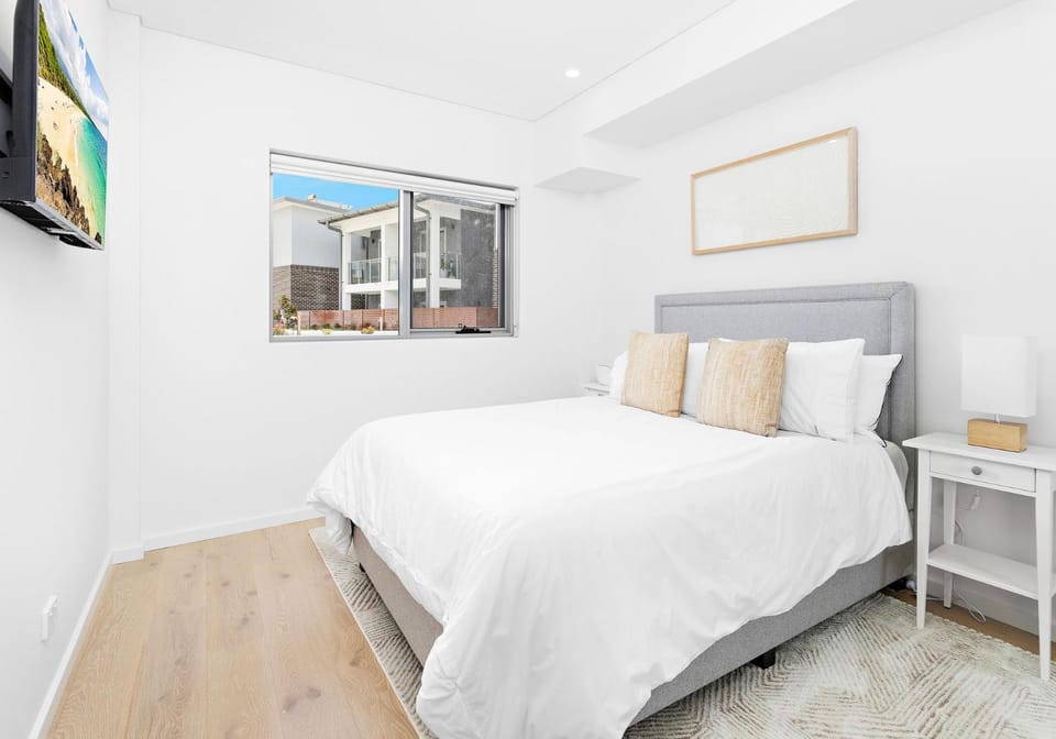 Bed, TV and multimedia, Bedroom