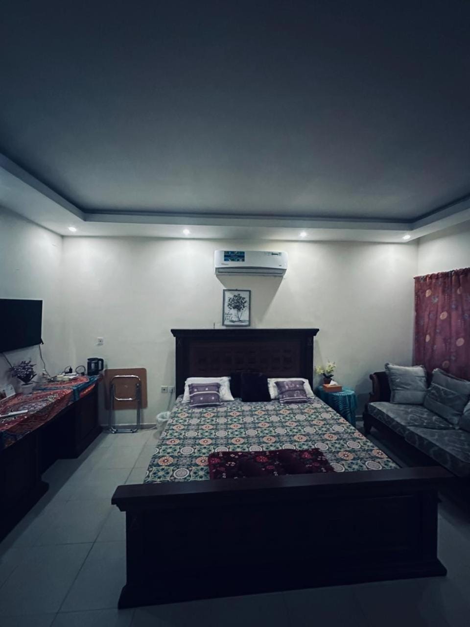Bed, TV and multimedia, Living room, Photo of the whole room, Seating area, Bedroom, air conditioner