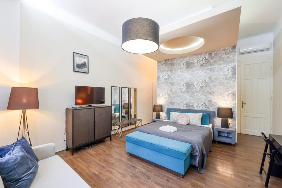 Bed, TV and multimedia, Living room, Photo of the whole room, Seating area, Bedroom
