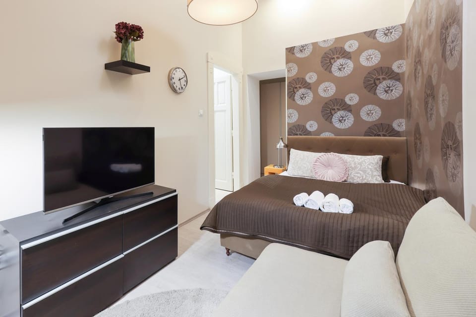 Bed, TV and multimedia, Photo of the whole room, Bedroom, towels