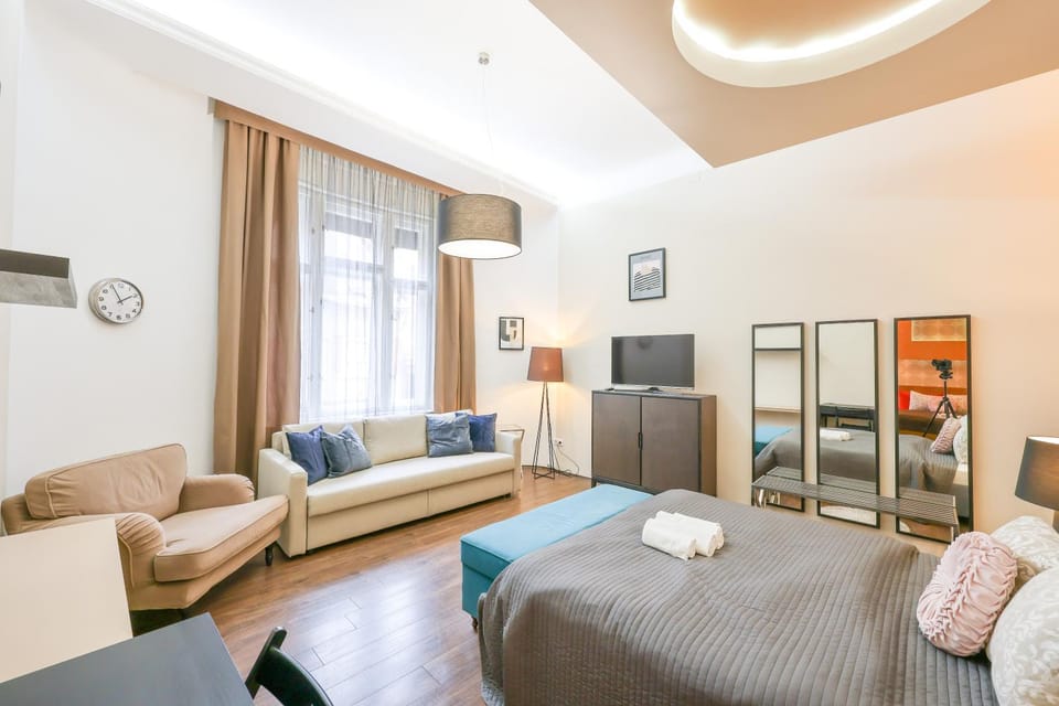 Bed, TV and multimedia, Living room, Photo of the whole room, Seating area, Bedroom, towels