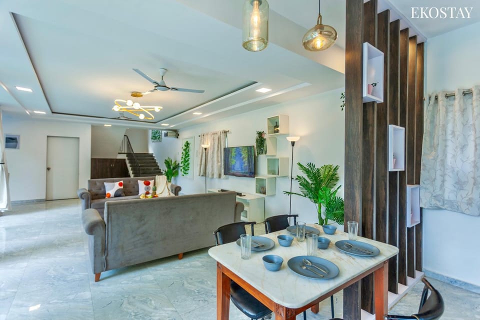 Bed, TV and multimedia, Living room, Photo of the whole room, Seating area, Bedroom, fireplace