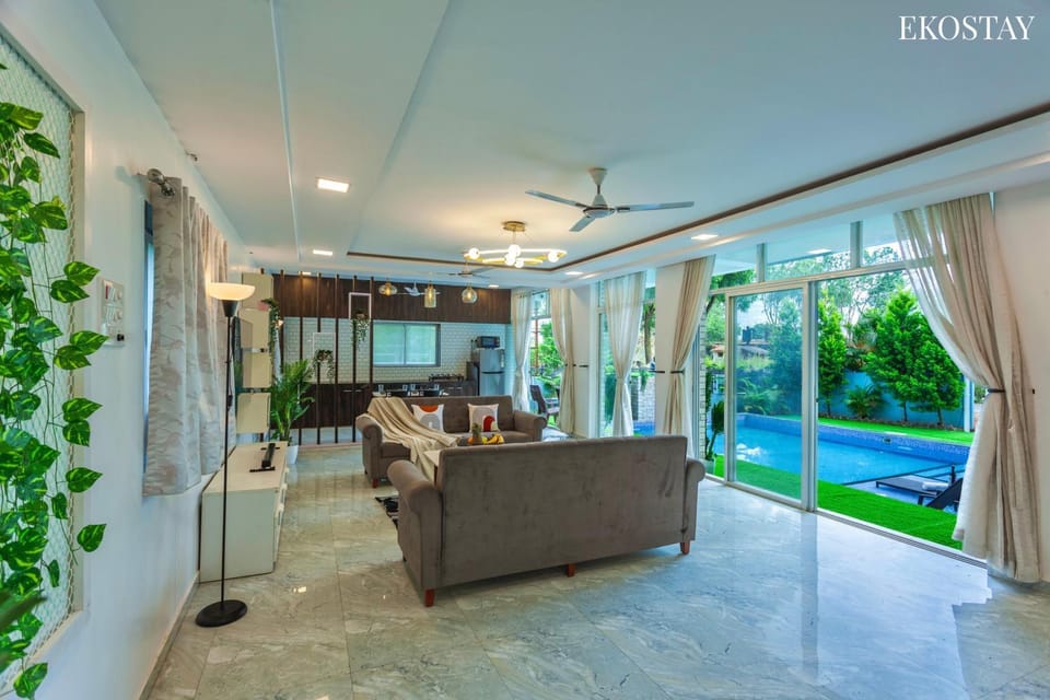 TV and multimedia, Living room, Seating area, Evening entertainment, Pool view, Swimming pool, sunbed