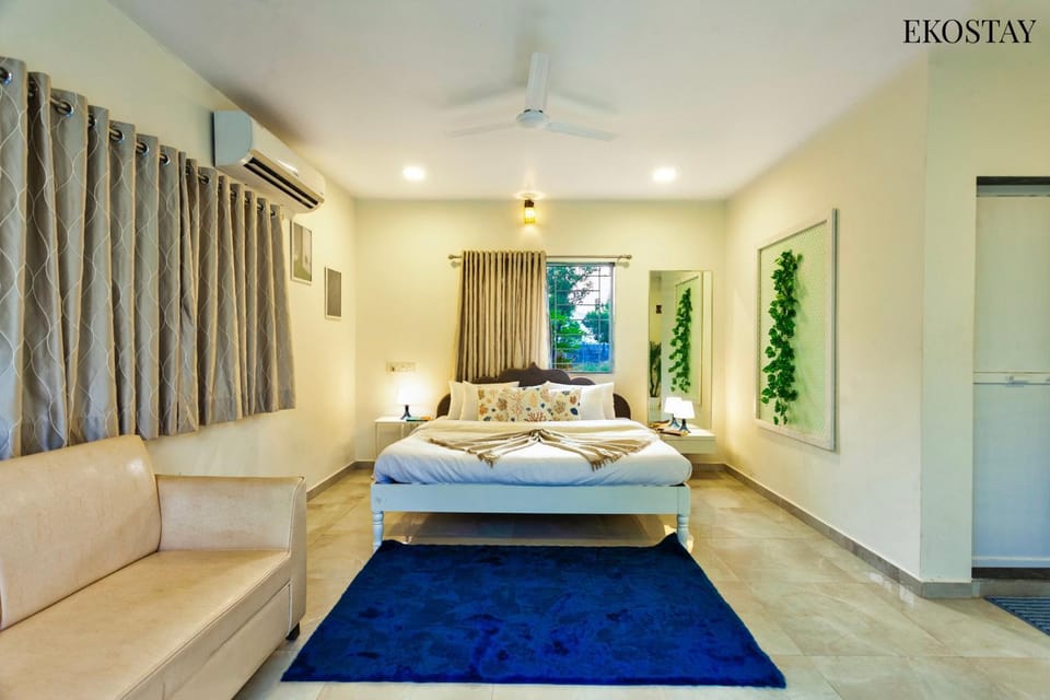Bed, Photo of the whole room, Seating area, Bedroom