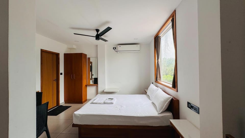Bed, Photo of the whole room, Bedroom, air conditioner