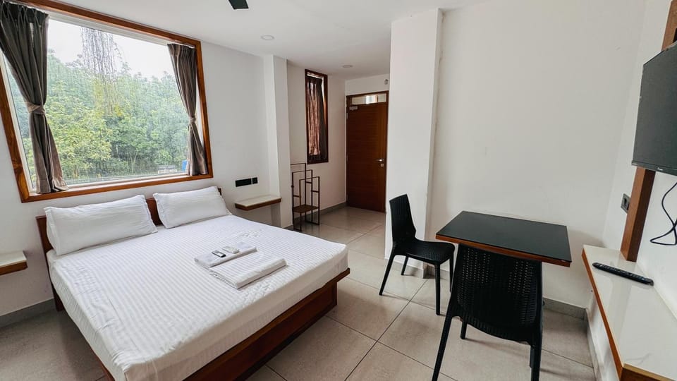 Bed, TV and multimedia, Living room, Photo of the whole room, Seating area, Dining area, Bedroom