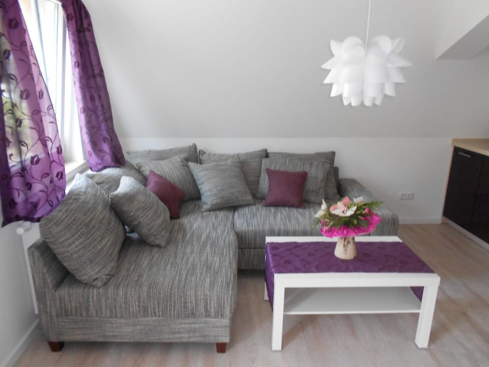 Photo of the whole room, Decorative detail