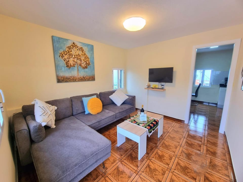 TV and multimedia, Living room, Seating area, Evening entertainment