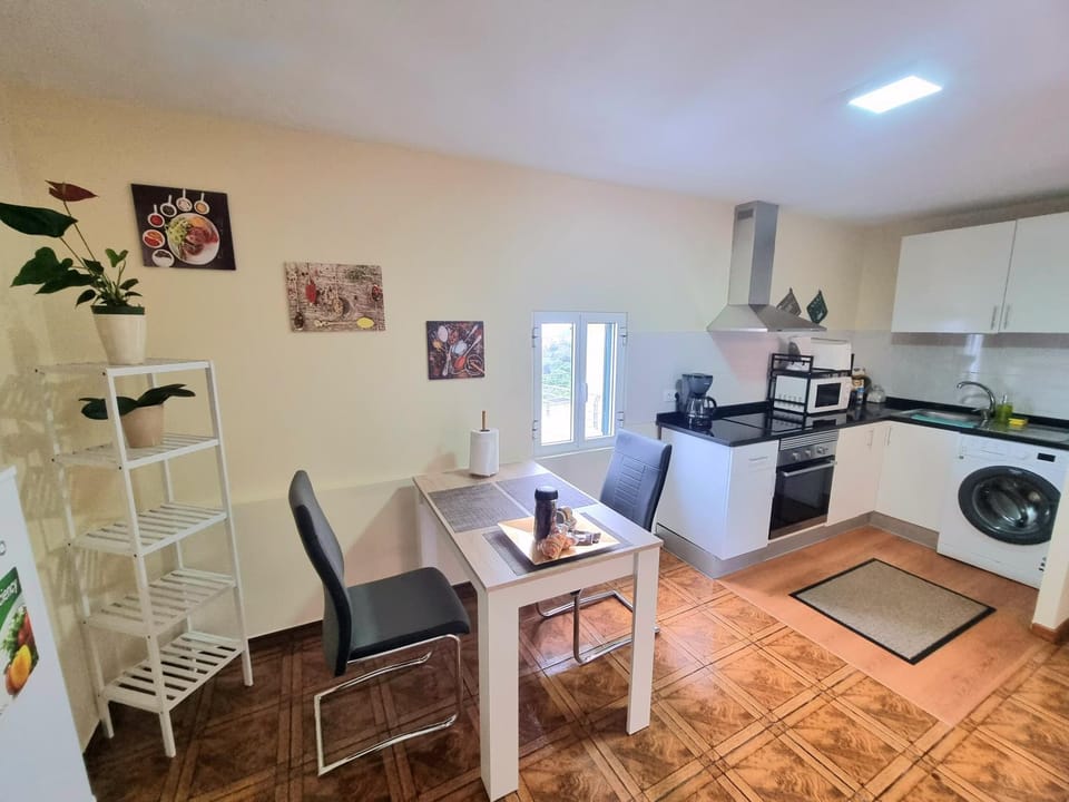 Kitchen or kitchenette, Food and drinks, Dining area, Food, oven, stove, toaster, washing machine, kitchen