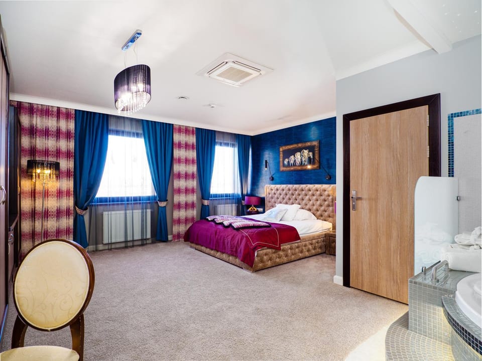 Bed, Hot Tub, Bedroom
