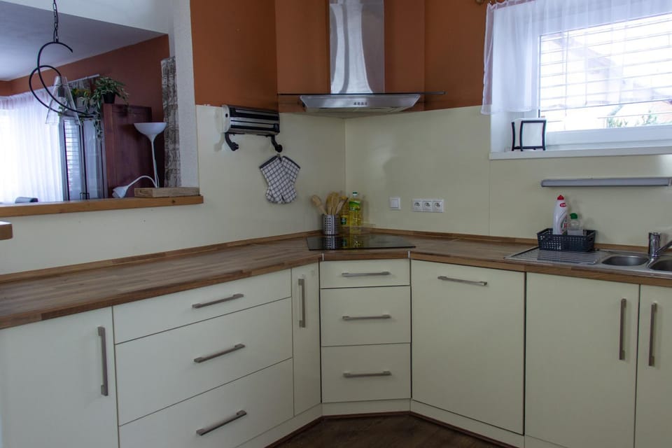 Kitchen or kitchenette, dishwasher, stove