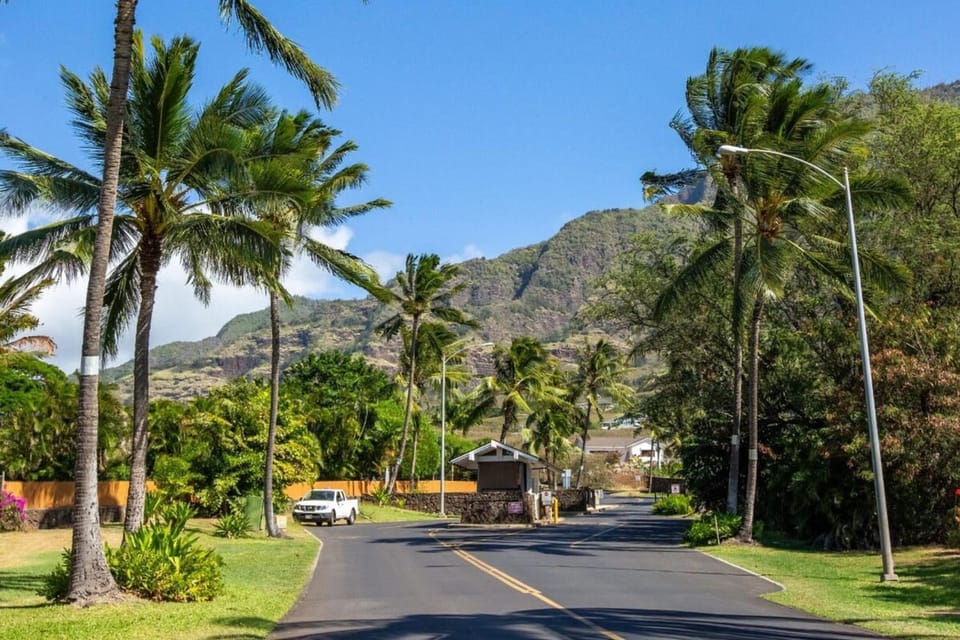 Nearby landmark, Day, Neighbourhood, Mountain view, Street view